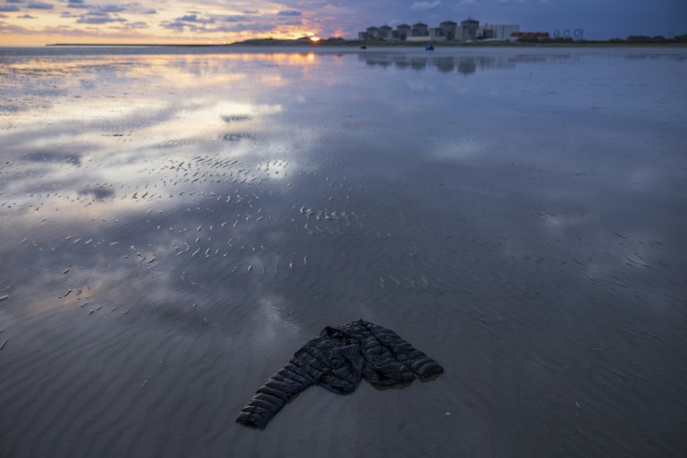 Une veste laissée par un migrant, sur la plage de Gravelines, près de Dunkerque, le 26 avril 2024 dans le Nord