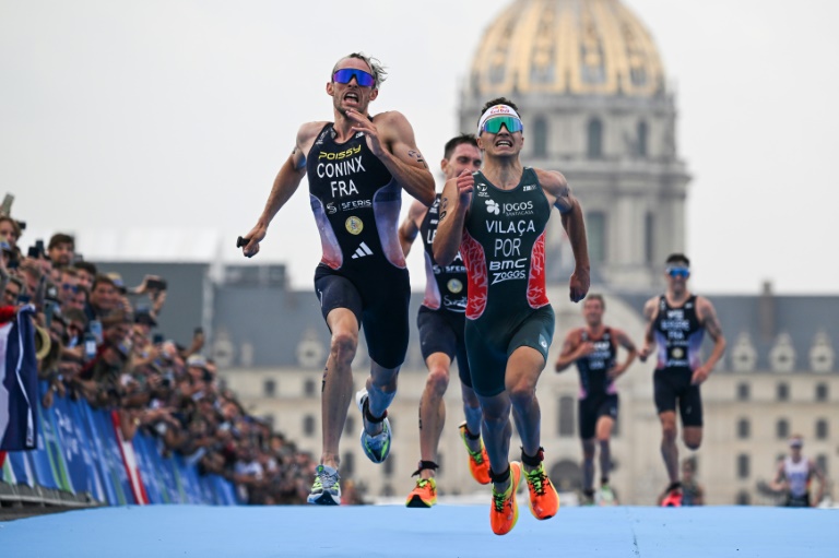 Le triathlète français Dorian Coninx (à gauche) lors du test event de triathlon en août 2023 à Paris