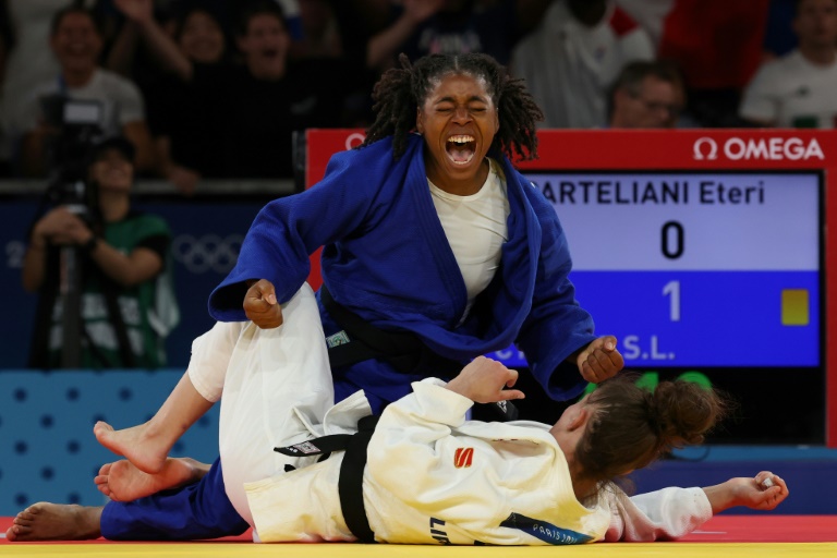 La judoka française Sarah Léonie Cysique (bleu) lors de sa victoire pour le bronze face à la Géorgienne Eteri Liparteliani en -57 kg le 28 juillet 2024 aux Jeux de Paris