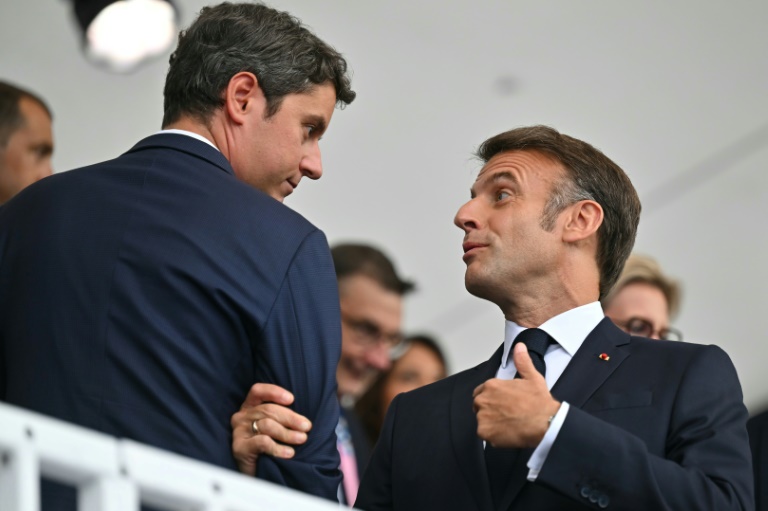 Emmanuel Macron avec son Premier ministre démissionnaire Gabriel Attal, le 26 juillet 2024 à Paris