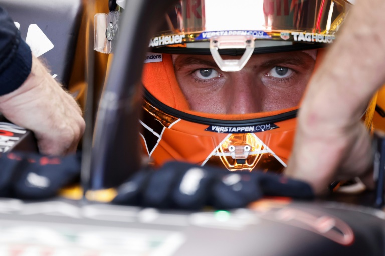 Le pilote néerlandais Max Verstappen (Red Bull) avant la 2e séance d'essais libres du Grand-Prix des Pays-Bas de Formule 1 sur le circuit de Zandvoort le 23 août 2024.