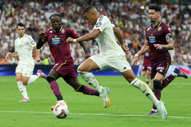 L'attaquant français du Real Madrid Kylian Mbappé frappe au but but lors de la victoire contre Valladolid au stade Santiago Bernabeu de Madrid le 25 août 2024