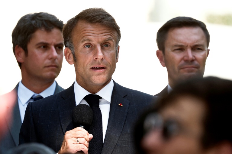 Le président de la République Emmanuel Macron, au centre, le 12 août 2024, à Paris