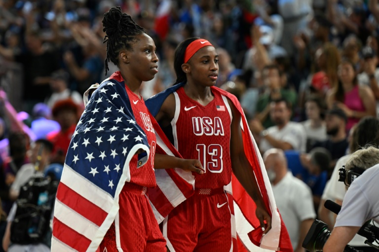 Les basketteuses amméricaines Chelsea Gray (g) et Jackie Young championnes olympiques, le 11 août 2024 à la Bercy Arena de Paris