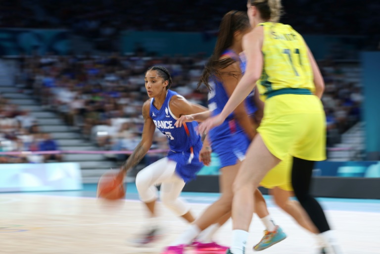 La basketteuse Gabby Williams dribble, le 4 août 2024 à Villeneuve-d'Ascq