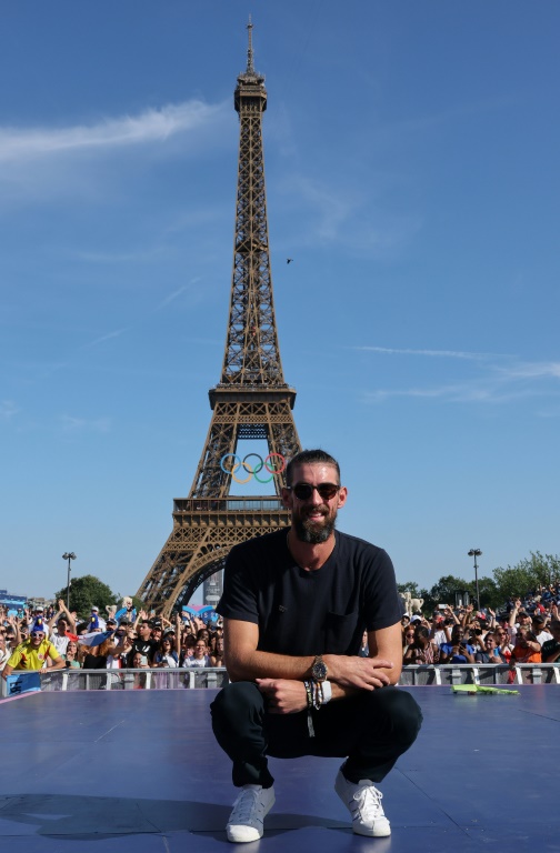 La légende de la natation Michael Phelps photographié au Trocadéro le 6 août devant la Tour Eiffel