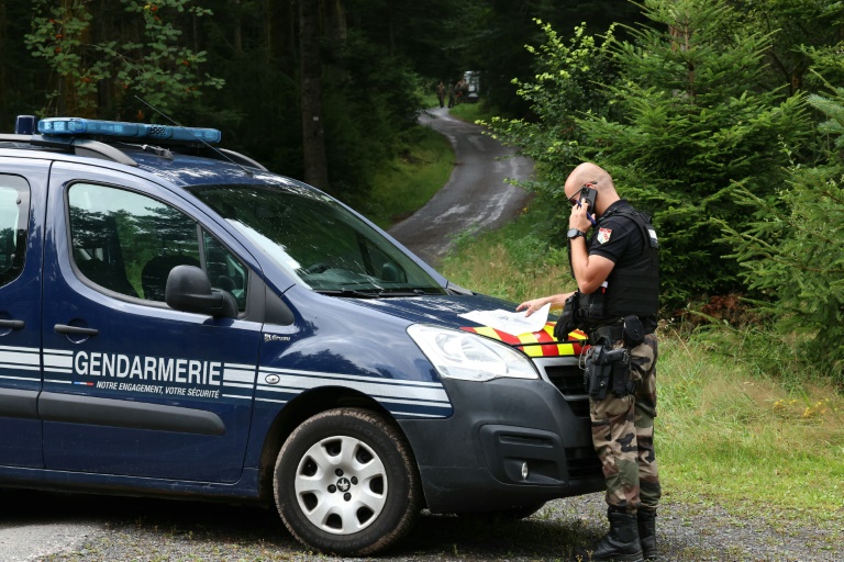 Un gendarme participant aux recherches pour tenter de localiser Lina, le 1er août 2024 à Anould, dans les Vosges