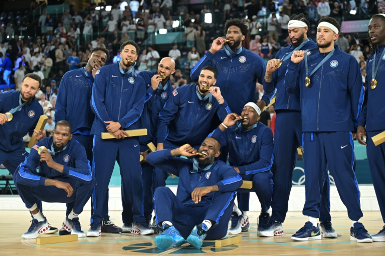 Les champions olympiques américains de basket, le 10 août 2024 aux JO de Paris, à la Bercy Arena