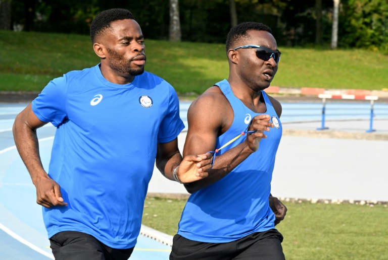 Le para-athlète Guillaume Junior Atangana avec son guide Donard Ndim Nyamjua, à l'entraînement à Reims, avant les Jeux paralympiques, le 19 août 2024