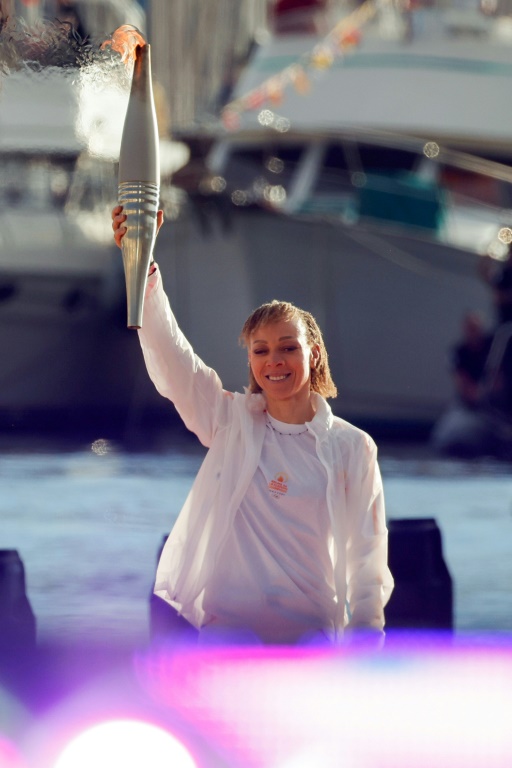 La sprinteuse Nantenin Keita, porteuse de la flamme olympique des Jeux de Paris-2024, à Marseille le 8 mai 2024