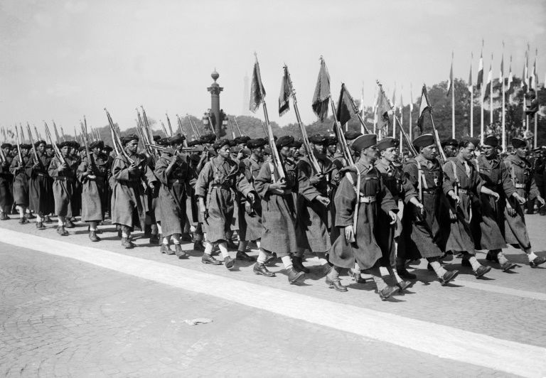 Des goumiers, soldats supplétifs fournis à l'armée française par des tribus algériennes ou marocaines, défilent le 14 juillet 1945 à Paris