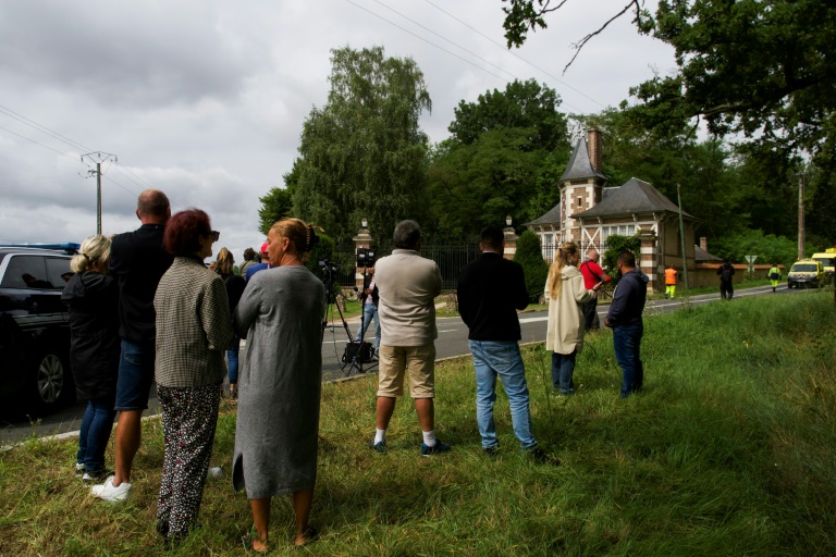 Des habitants près de la propriété d'Alain Delon, à Douchy (Loiret), le 18 août 2024