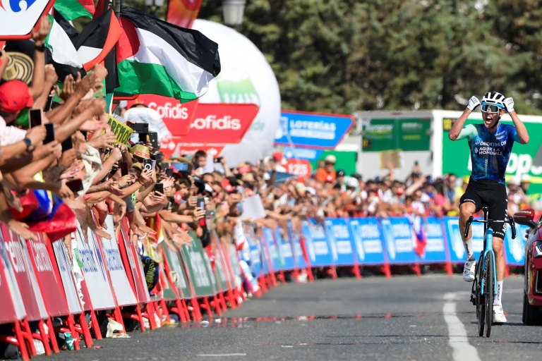 L'Australien de l'équipe Décathlon-AG2R La Mondiale Ben O'Connor célèbre sa victoire lors de la 6e étape du Tour d'Espagne à Yunquera, le 22 août 2024