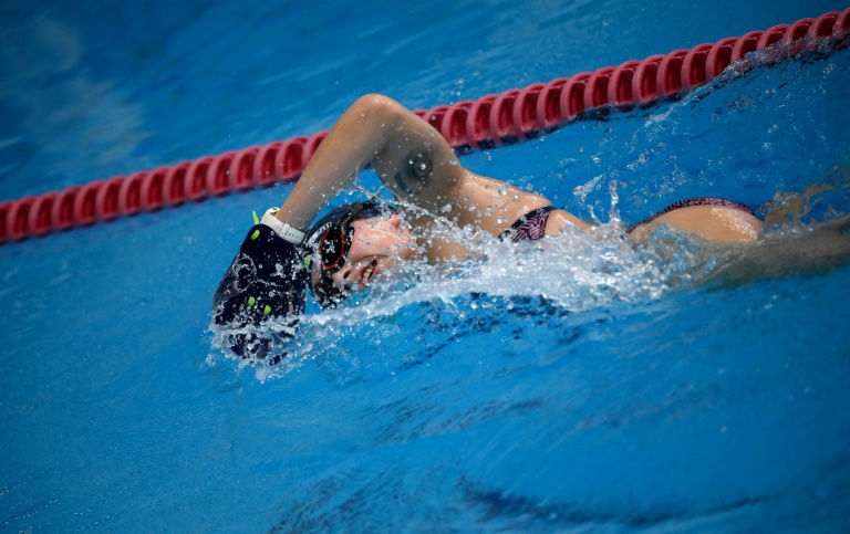 La triathlète malvoyante française Héloïse Courvoisier s'entraîne pour les Jeux paralympiques de Paris 2024 à Boulogne-Billancourt, le 3 mai 2023