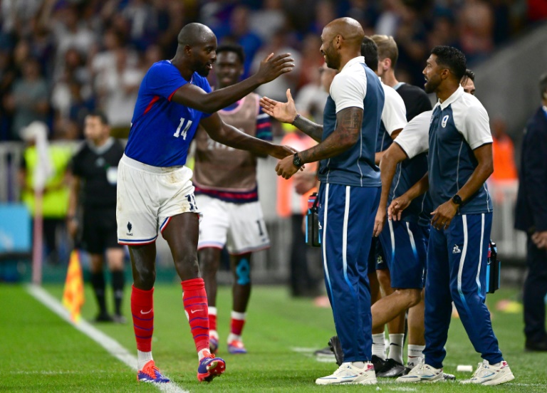 Le sélectionneur Thierry Henry partage sa joie avec Jean-Philippe Mateta son buteur contre l'Egypte aux JO à Lyon, le 5 août 2024