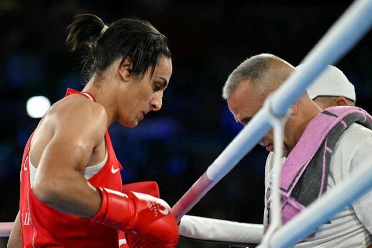 La boxeuse algérienne Imane Khelif se prépare à combattre la Chinoise Yang Liu en finale des -66 kg aux JO de Paris le 9 août 2024