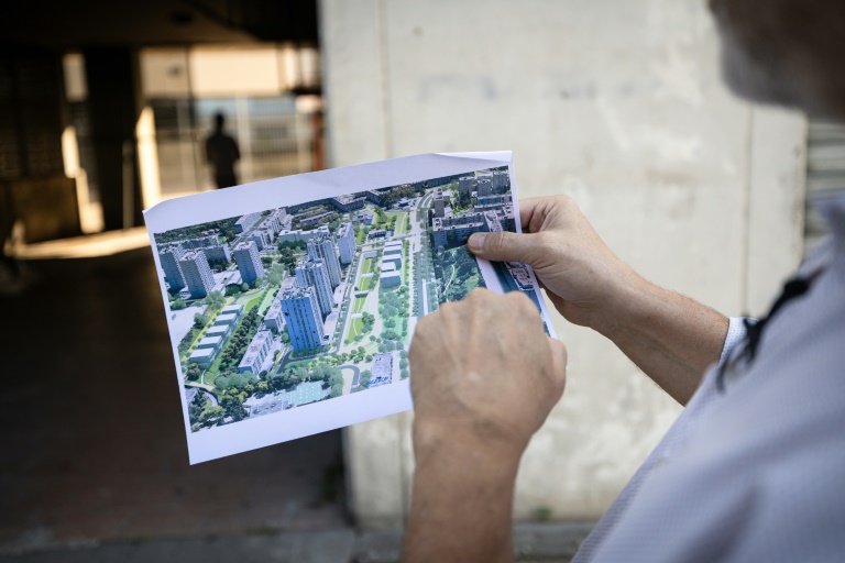 L'adjoint au maire de Nîmes chargé de la rénovation urbaine, Olivier Bonné, montre les futurs aménagements du quartier de Pissevin, à Nîmes, le 6 août 2024 dans le Gard