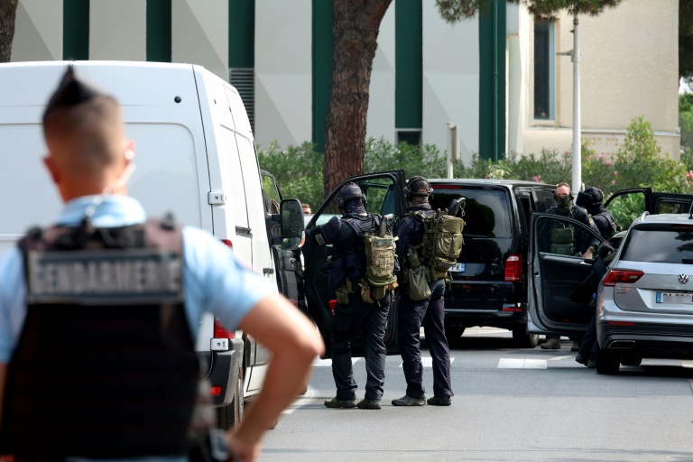 Des policiers devant la synagogue de la Grande-Motte après une attaque, le 24 août 2024 dans l'Hérault