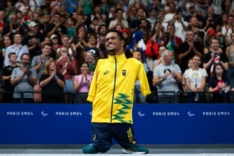 Le médaillé d'or brésilien Gabrielzinho sur le podium de l'épreuve de natation masculine S2 100m dos lors des Jeux Paralympiques de Paris 2024, à l'Arena Paris La Défense, le 29 août 2024