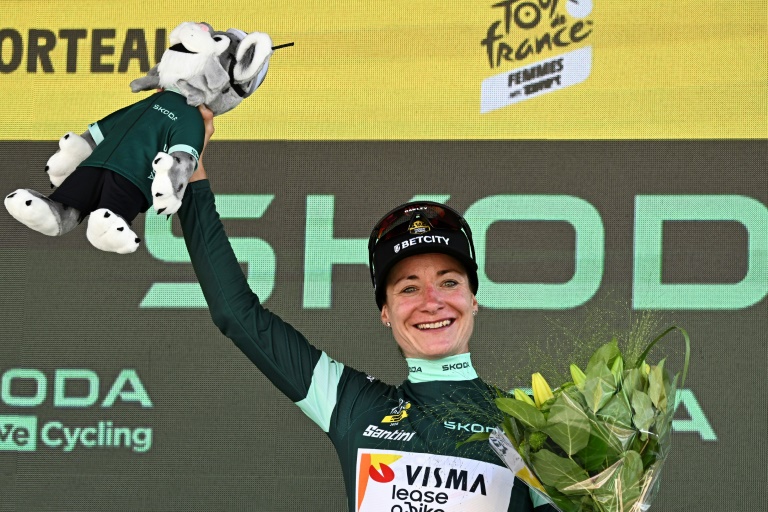 La Néerlandaise Marianne Vos de l'équipe Visma célèbre le port du nouveau maillot vert de sprinteuse sur le podium après la 6e étape (sur 8) du Tour de France cycliste féminin, à Morteau, le 16 août 2024