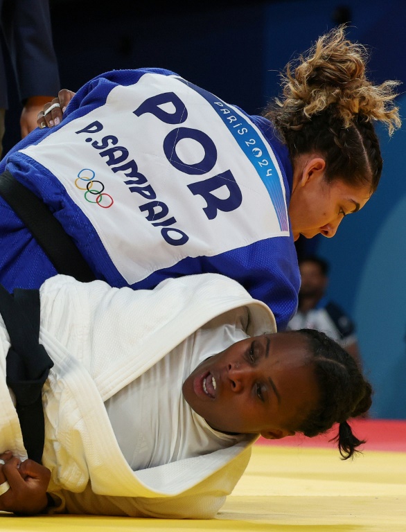 La Française Madeline Malonga (en blanc) battue par la Portugaise Patricia Sampaio dès son entrée en lice dans le tournoi olympique de judo (-78 kg), le 1er août 2024 à Paris