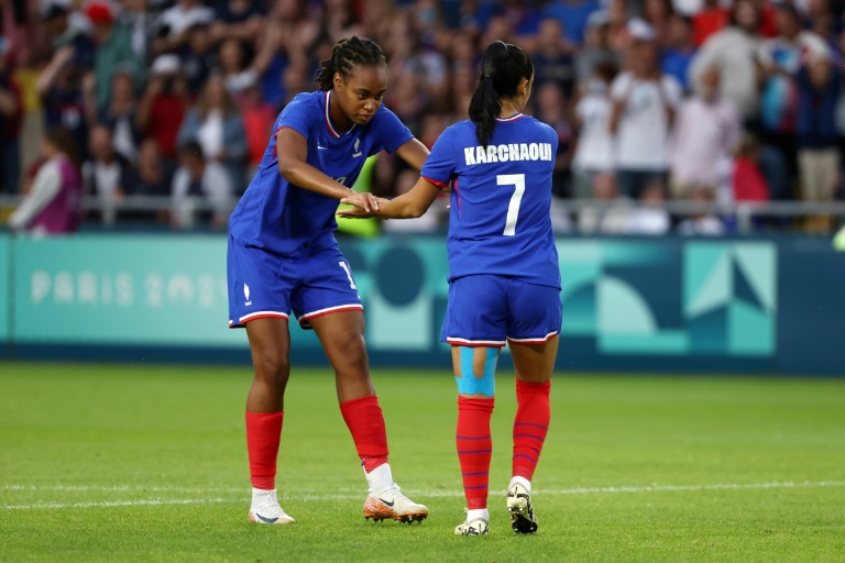 La Française Sakina Karchaoui (d) consolée par Marie-Antoinette Katoto après son penalty manqué contre le Brésil, le 3 août 2024 à Nantes