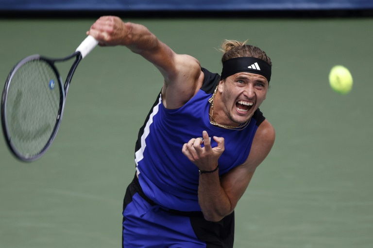 L'Allemange Alexander Zverev sert contre le Français Alexandre Muller, le 28 août 2024 à l'US Open