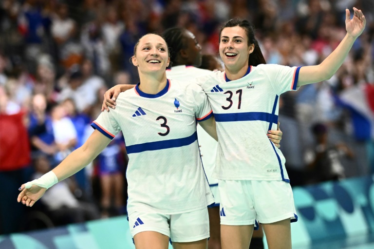 Les handballeuses de l'équipe de France olympique Alicia Toublanc (g) et Lucie Granier célèbrent leur victoire sur l'Espagne lors des Jeux olympiques de Paris 2024, à l'Arena Paris Sud à Paris, le 3 août 2024