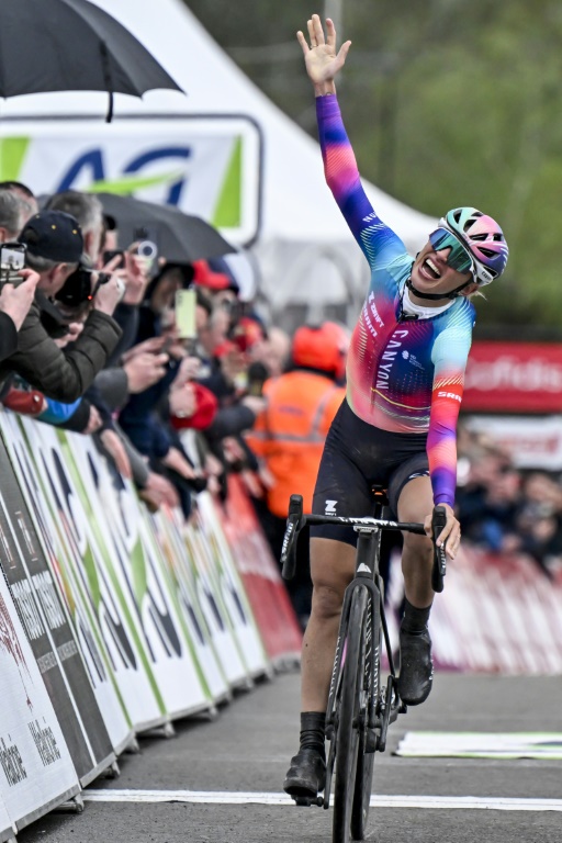 Katarzyna Niewiadoma lors de sa victoire dans La Flèche wallonne le 17 avril 2024 à Huy