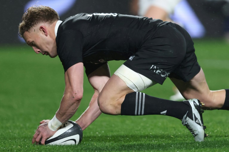 Le néo-zélandais Damian McKenzie marque un essai lors du match de Rugby Championship face à l'Argentine, le 17 août 2024 à l'Eden Park d'Auckland