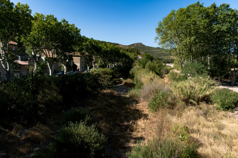 Le lit asséché de la Berre à Durban-Corbières, village de Durban-Corbières privé d'eau courange plusieurs heures par jour en raison de la sécheresse, le 22 août 2024 dans l'Aude