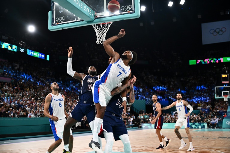 Le joueur de l'équipe de France de basket Guerschon Yabusele au rebond contre les Etats-Unis en finale des JO de Paris, le 10 août 2024 à la Bercy Arena