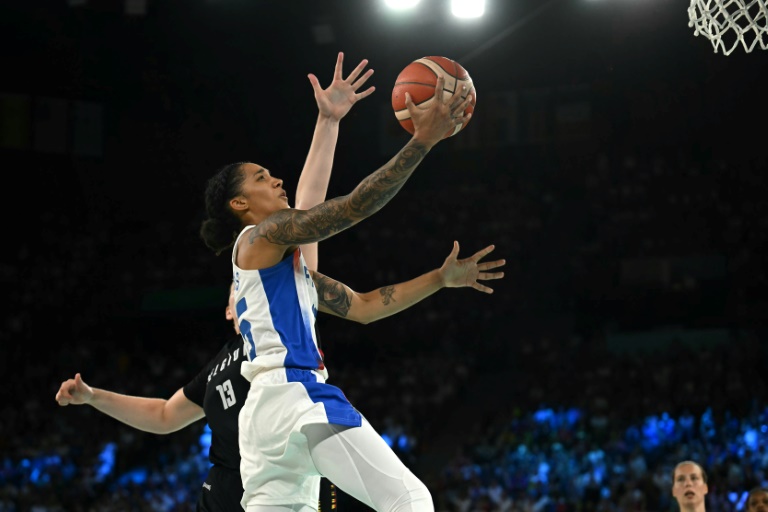 Gabby Williams marque un panier contre la Belgique, le 9 août 2024 à la Bercy Arena de Paris