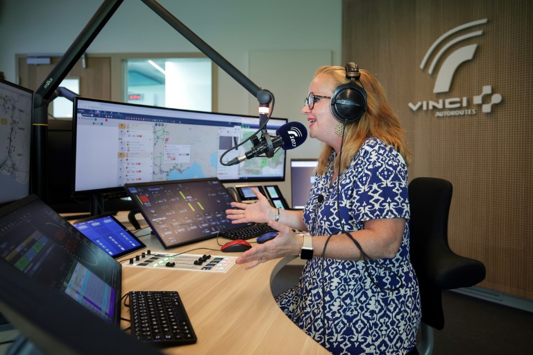 La journaliste de Radio Vinci Autoroutes Mathilde Ferrière, le 16 août 2024 en studio à Avignon