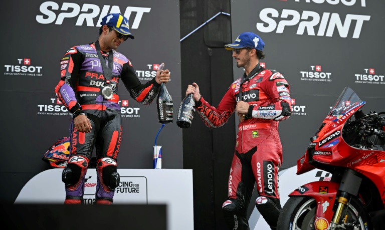 Le pilote italien Francesco Bagnaia (Ducati, à droite), vainqueur de la course sprint du Grand d'Autriche MotoGP, et le 2e, l'Espagnol Jorge Martin (Ducati-Pramac, à gauche), sur le podium de l'épreuve disputée sur le circuit de Spielberg le 17 août 2024.