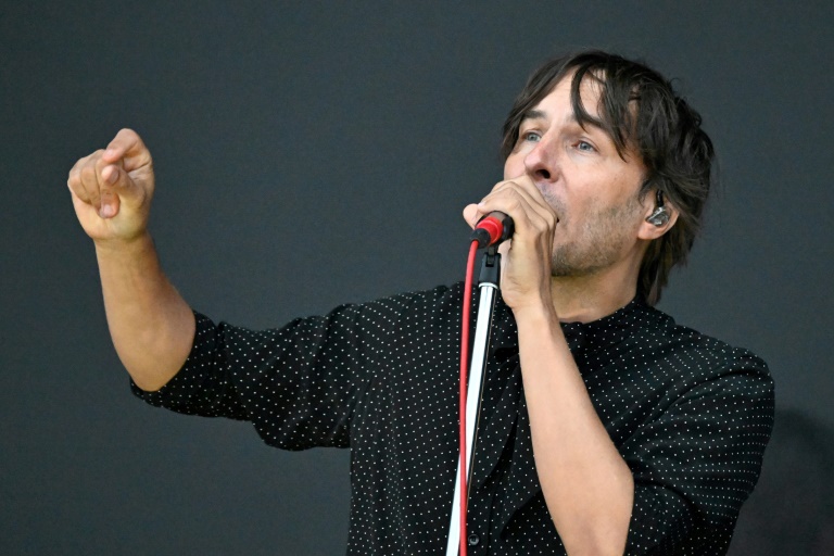 Le chanteur du groupe électro français Phoenix, Thomas Mars, le 16 juillet 2023 au festival des Vieilles Charrues, à Carhaix-Plouguer