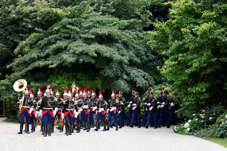 Des soldats de la Garde républicaine arrivent à l'Elysée en jouant de la musique, le 20 juin 2024 à Paris