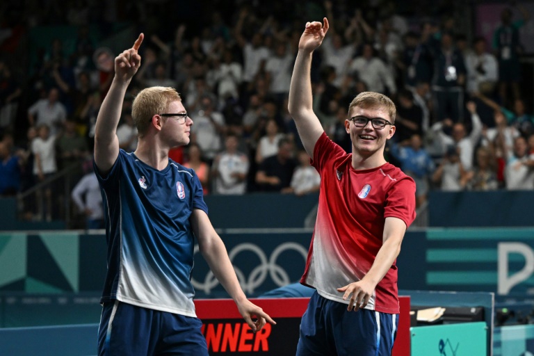 Les frères Lebrun, Félix (D) et Alexis, après avoir décroché la médaille de bronze par équipes du tournoi olympique, le 9 août 2024 à Paris