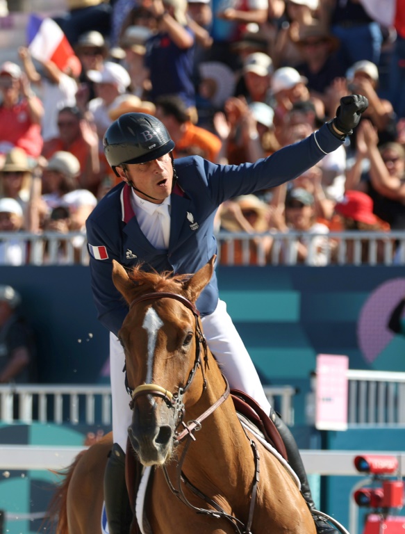 Le Français Julien Epaillard et son cheval Dubaï du Cedre célèbrent leur victoire lors de l'épreuve individuelle de saut d'obstacles des Jeux olympiques de Paris 2024 au château de Versailles, dans la banlieue ouest de Paris, le 5 août 2024