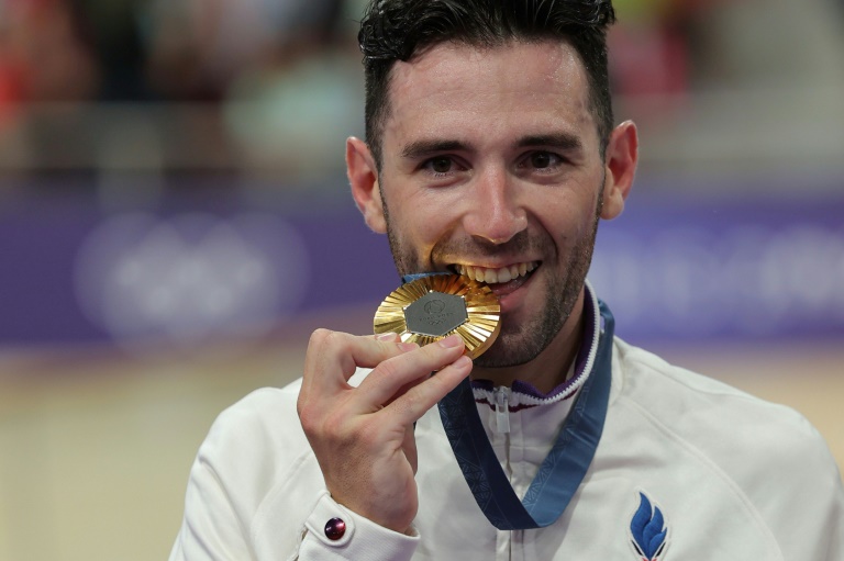 Le Français Benjamin Thomas, médaille d'or de l'omnium sur le vélodrome de Saint-Quentin-en-Yvelines, le 8 août 2024