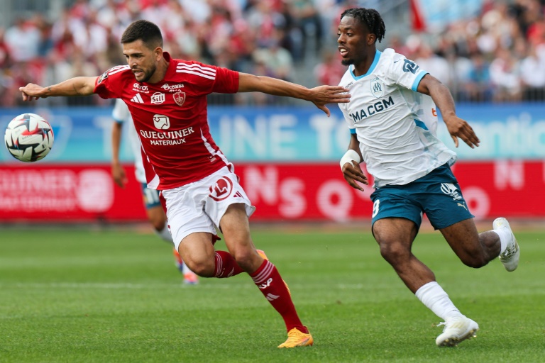 Le nouvel attaquant olympien Elye Wahi (D) lors du match de la 1re journée de Ligue 1 à Brest, le 17 août 2024