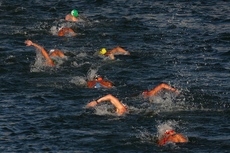 Les nageurs du marathon 10 km en eau libre des Jeux olympiques dans la Seine au coeur de la capitale le 9 août 2024 à Paris