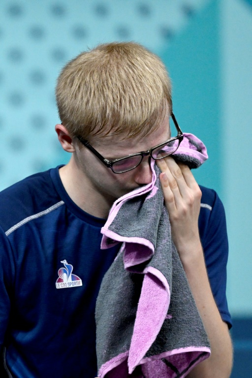 Le pongiste français Felix Lebrun pleure après sa défaite contre le Chinois Fan Zhendong en demi-finale des Jeux olympiques à Paris le 2 août 2024.