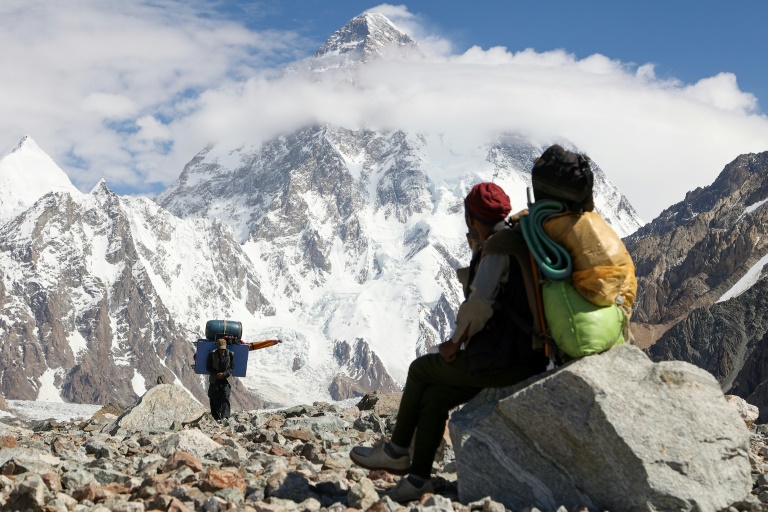 Des porteurs pakistanais devant le K2, la deuxième plus haute montagne du monde (8.611 m), le 15 juillet 2023