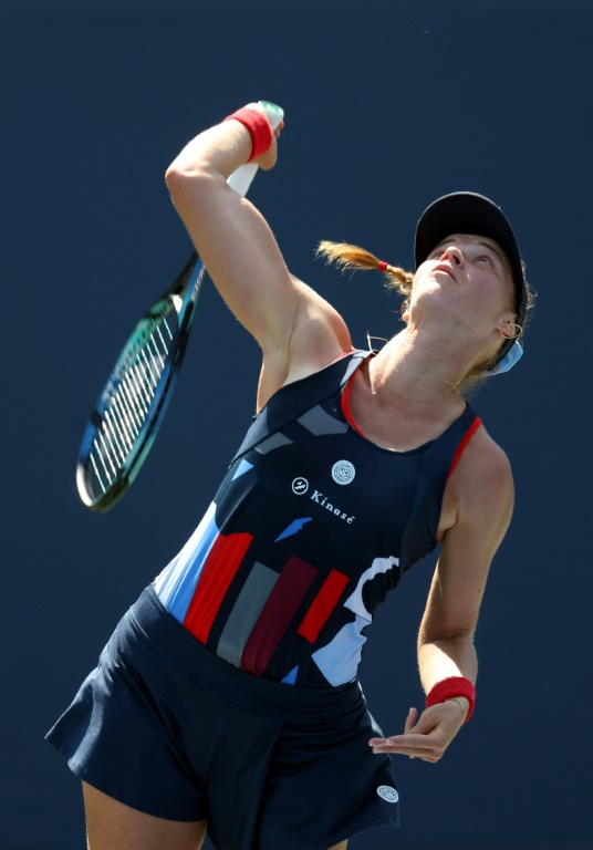 Jessika Ponchet au service lors du 1er tour de l'US Open face à la Chinoise Saisai Zheng, le 27 août 2024