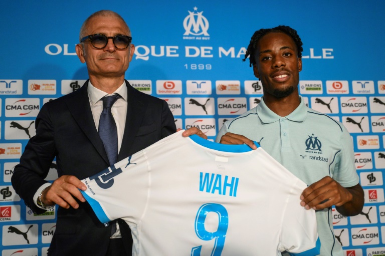 L'attaquant français Elye Wahi (d.), nouvellement recruté par Marseille, pose avec l'Italien Fabrizio Ravanelli, conseiller institutionnel et sportif de l'OM, lors d'une conférence de presse au camp d'entraînement du club phocéen, le 14 août 2024, à Marseille