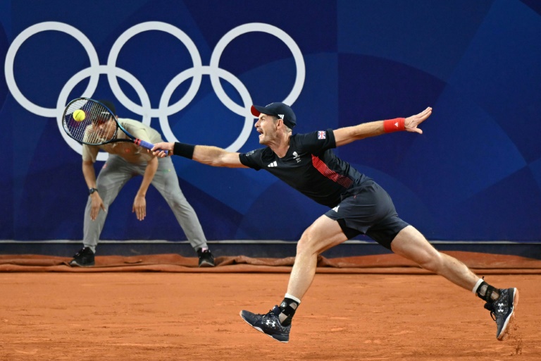 Le Britannique Andy Murray lors de son double avec Dan Evans contre les Américains Taylor Fritz et Tommy Paul aux JO de Paris, le 1er août 2024 au stade Roland-Garros