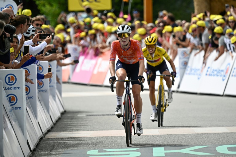 La Néerlandaise Demi Vollering franchit l'arrivée de la 7e étape du Tour de France femmes, au Grand-Bornand, le 17 août 2024