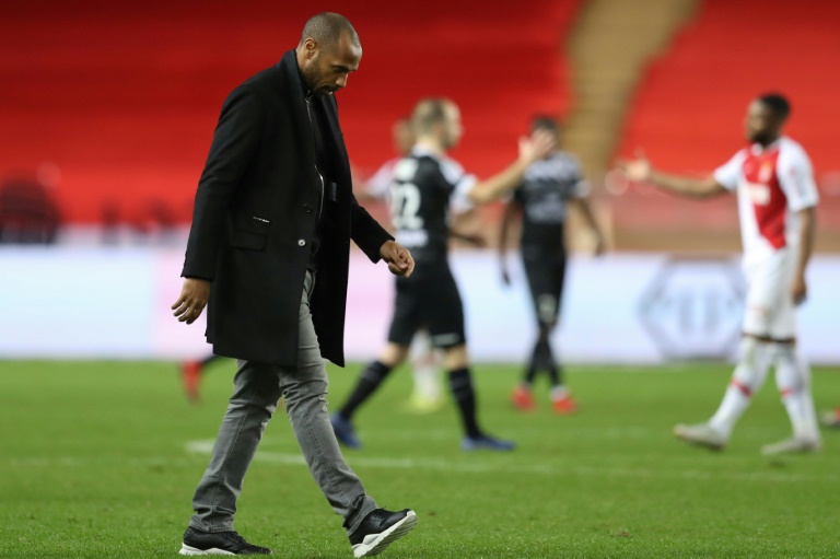 Thierry Henry, dépité, à l'issue de la défaite de son équipe Monaco à domicile face à Guingamp, le 22 décembre 2018