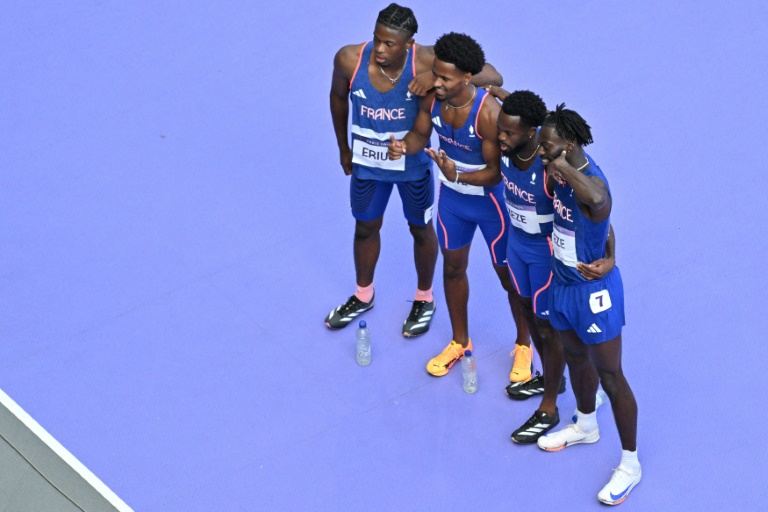 Les relayeurs français du 4x100 m Jeff Erius, Pablo Matéo, Ryan Zézé et Meba Mickael Zézé après leur qualification pour la finale, le 8 août 2024 au Stade de France